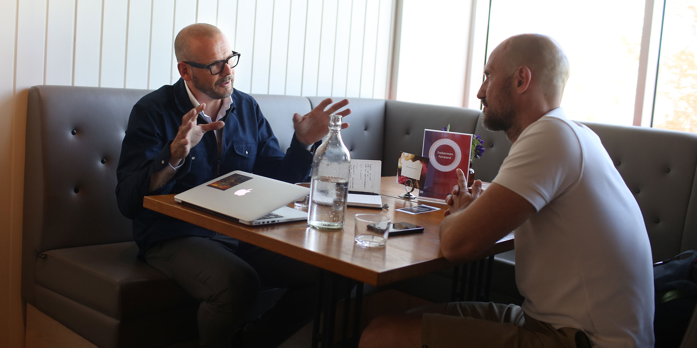Magnus Bergmark, investerare från Doberman Forward, träffar Mikael Östberg från startupbolaget Memotus.