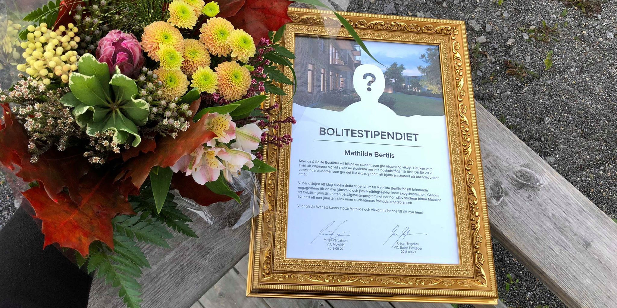 Blommor och diplom till Mathilda Bertils som bevis för det Bolitestipendium hon får av Mowida och Bolite.