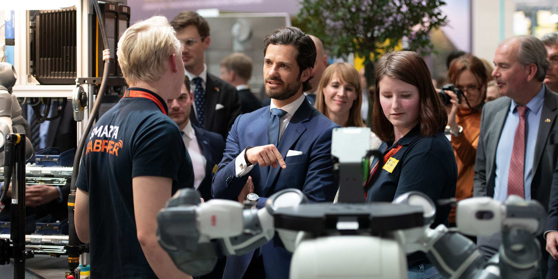 Prins Carl Philip deltog också under mässan, bland annat med ett besök på Volkswagen där även Erik Häggström och ett flertal andra startups deltog. Bilden är från en rundvandring på Hannovermässan med prins Carl Philip.