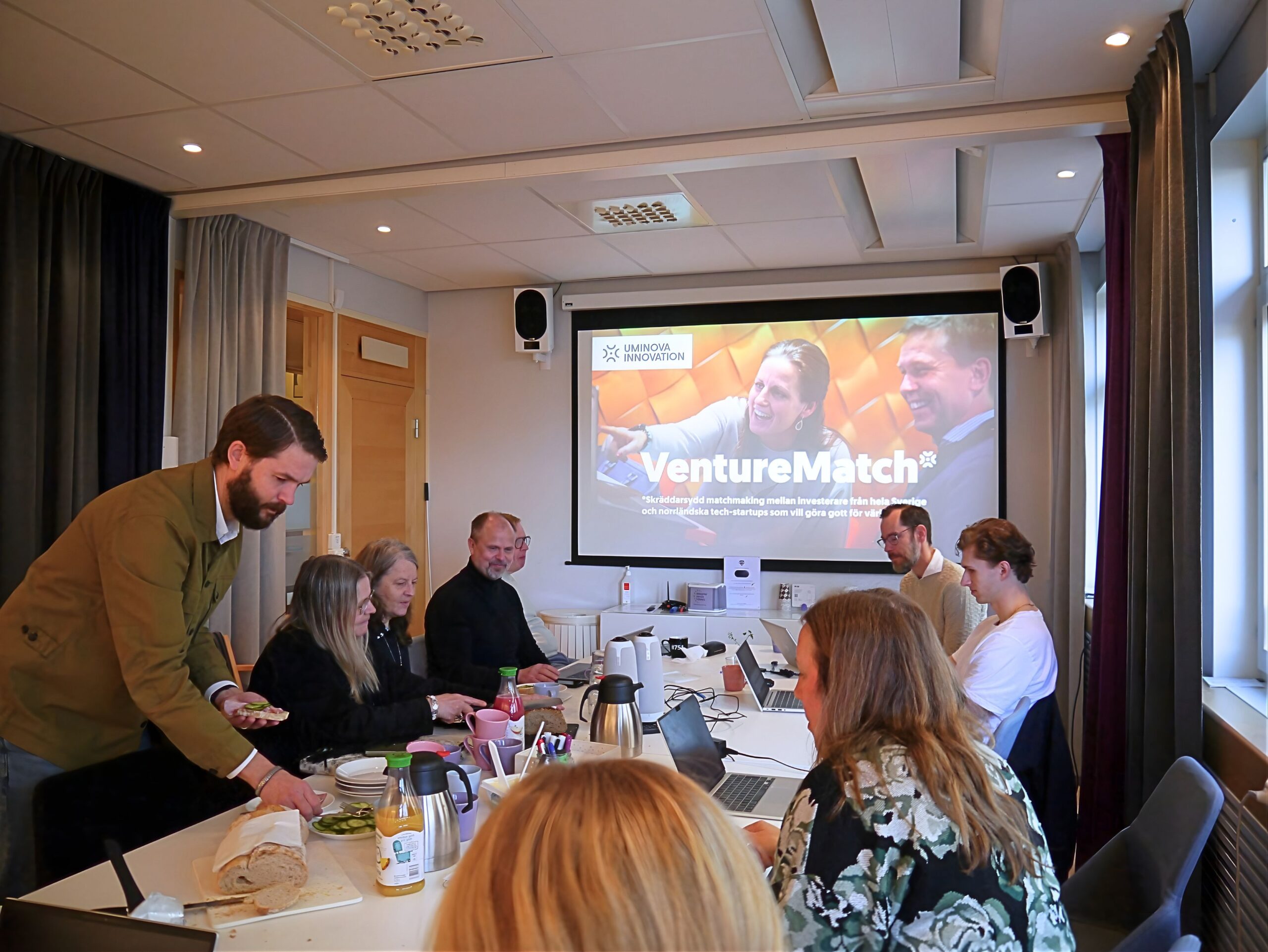 Medarbetare på Uminova Innovation samlade i mötesrum under förberedelserna inför VentureMatch, med fokus på planering och samarbete.